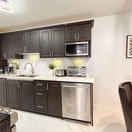 Super Luxury Family Home - 3 Bedrooms, 1 Full Bathroom And 1 Half Washroom With Free Parking, Wifi, Netflix โตรอนโต ภายนอก รูปภาพ