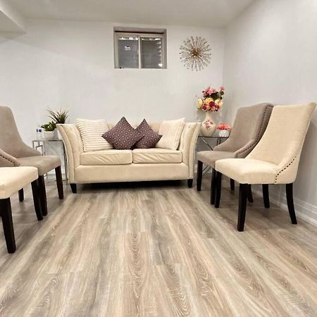 Super Luxury Family Home - 3 Bedrooms, 1 Full Bathroom And 1 Half Washroom With Free Parking, Wifi, Netflix โตรอนโต ภายนอก รูปภาพ