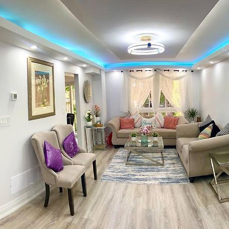 Super Luxury Family Home - 3 Bedrooms, 1 Full Bathroom And 1 Half Washroom With Free Parking, Wifi, Netflix โตรอนโต ภายนอก รูปภาพ