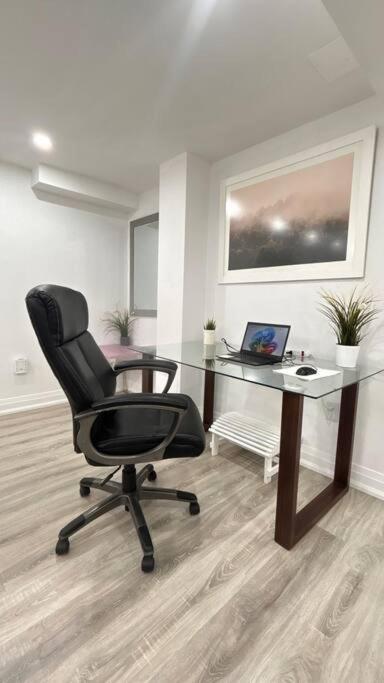 Super Luxury Family Home - 3 Bedrooms, 1 Full Bathroom And 1 Half Washroom With Free Parking, Wifi, Netflix โตรอนโต ภายนอก รูปภาพ