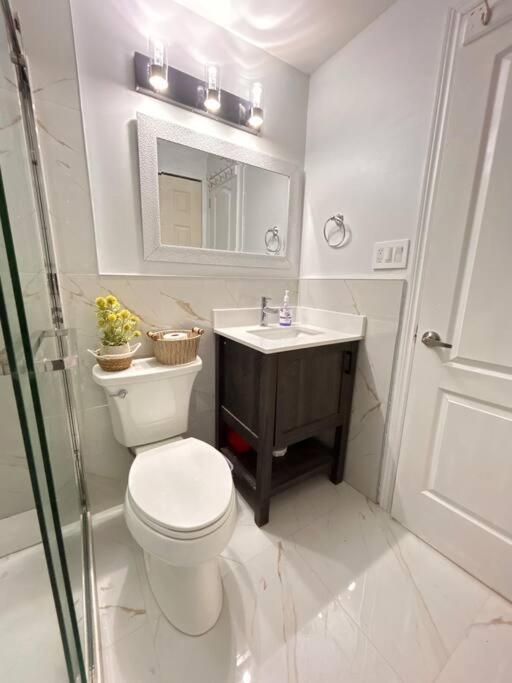 Super Luxury Family Home - 3 Bedrooms, 1 Full Bathroom And 1 Half Washroom With Free Parking, Wifi, Netflix โตรอนโต ภายนอก รูปภาพ