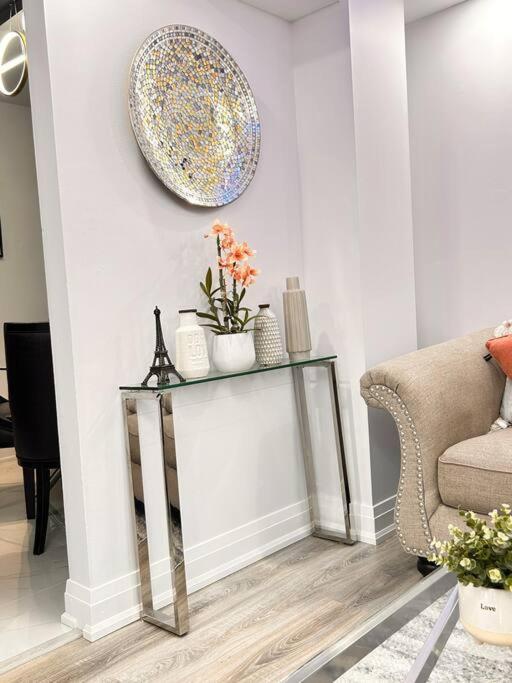 Super Luxury Family Home - 3 Bedrooms, 1 Full Bathroom And 1 Half Washroom With Free Parking, Wifi, Netflix โตรอนโต ภายนอก รูปภาพ