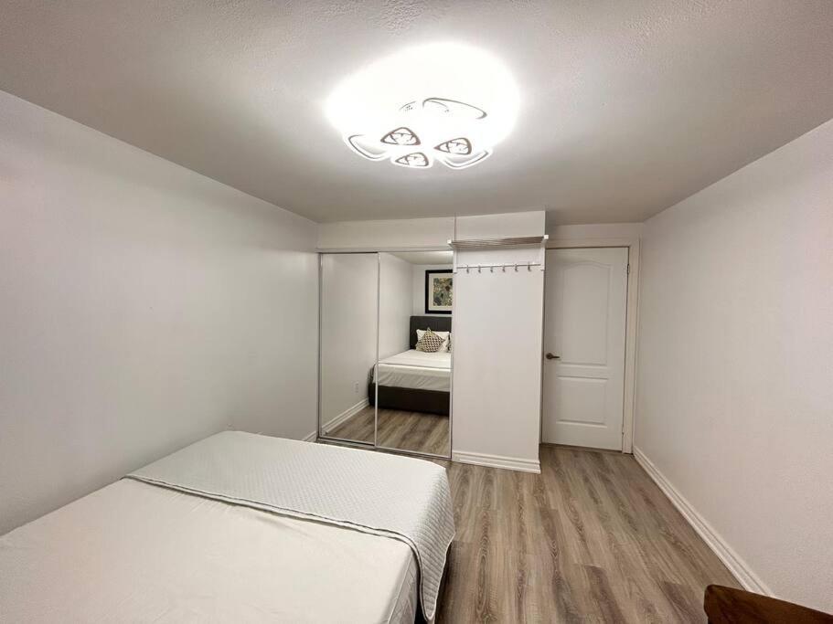 Super Luxury Family Home - 3 Bedrooms, 1 Full Bathroom And 1 Half Washroom With Free Parking, Wifi, Netflix โตรอนโต ภายนอก รูปภาพ