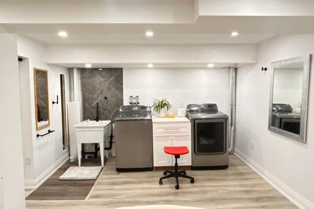 Super Luxury Family Home - 3 Bedrooms, 1 Full Bathroom And 1 Half Washroom With Free Parking, Wifi, Netflix โตรอนโต ภายนอก รูปภาพ