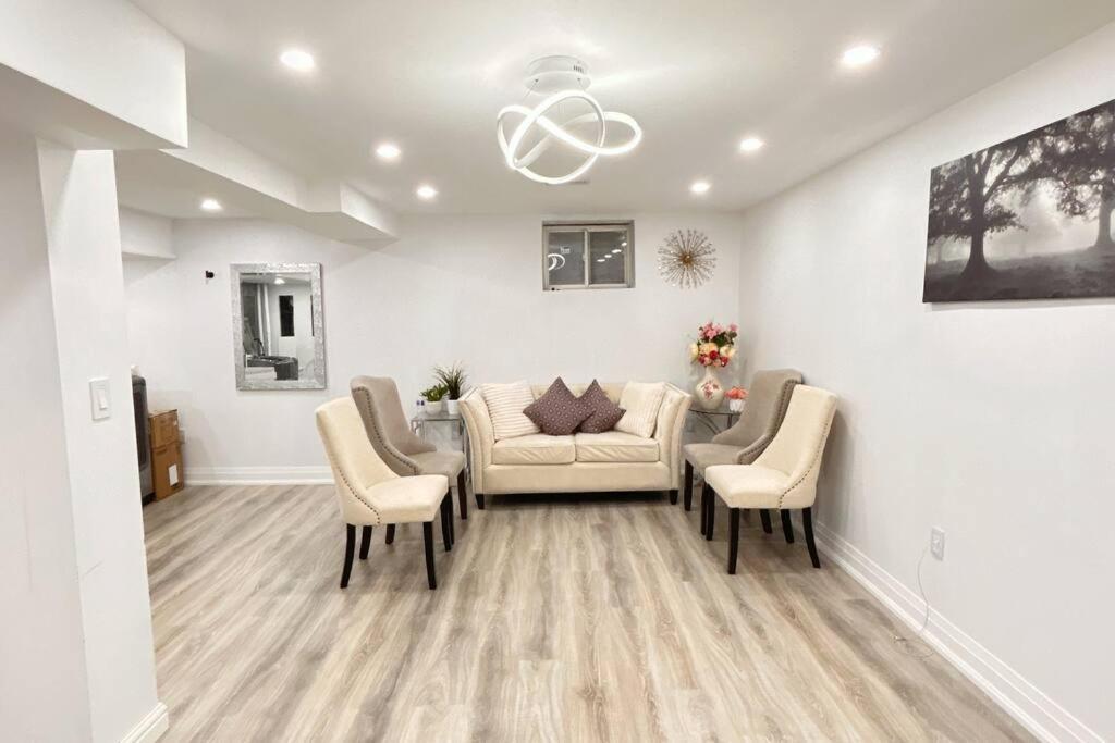 Super Luxury Family Home - 3 Bedrooms, 1 Full Bathroom And 1 Half Washroom With Free Parking, Wifi, Netflix โตรอนโต ภายนอก รูปภาพ