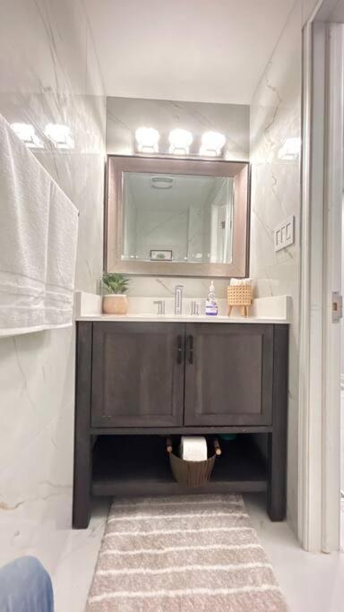 Super Luxury Family Home - 3 Bedrooms, 1 Full Bathroom And 1 Half Washroom With Free Parking, Wifi, Netflix โตรอนโต ภายนอก รูปภาพ