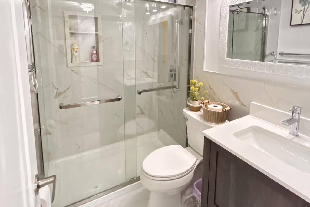 Super Luxury Family Home - 3 Bedrooms, 1 Full Bathroom And 1 Half Washroom With Free Parking, Wifi, Netflix โตรอนโต ภายนอก รูปภาพ