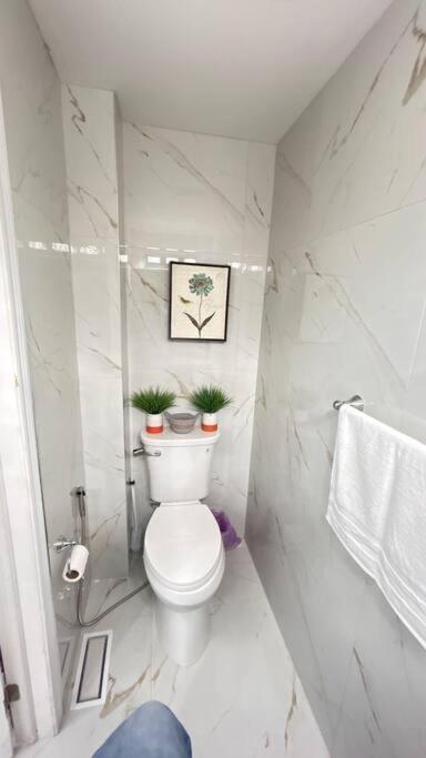 Super Luxury Family Home - 3 Bedrooms, 1 Full Bathroom And 1 Half Washroom With Free Parking, Wifi, Netflix โตรอนโต ภายนอก รูปภาพ