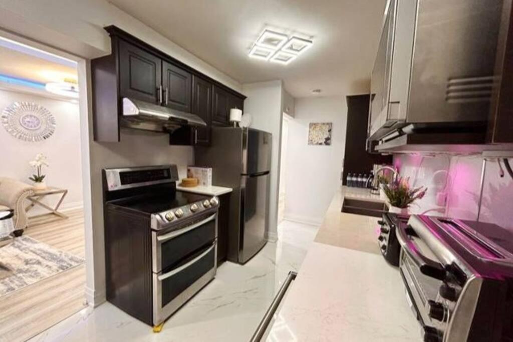 Super Luxury Family Home - 3 Bedrooms, 1 Full Bathroom And 1 Half Washroom With Free Parking, Wifi, Netflix โตรอนโต ภายนอก รูปภาพ