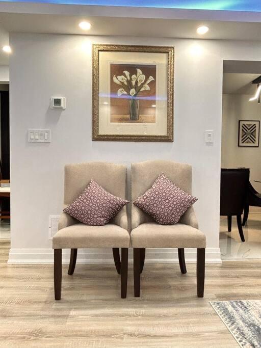 Super Luxury Family Home - 3 Bedrooms, 1 Full Bathroom And 1 Half Washroom With Free Parking, Wifi, Netflix โตรอนโต ภายนอก รูปภาพ