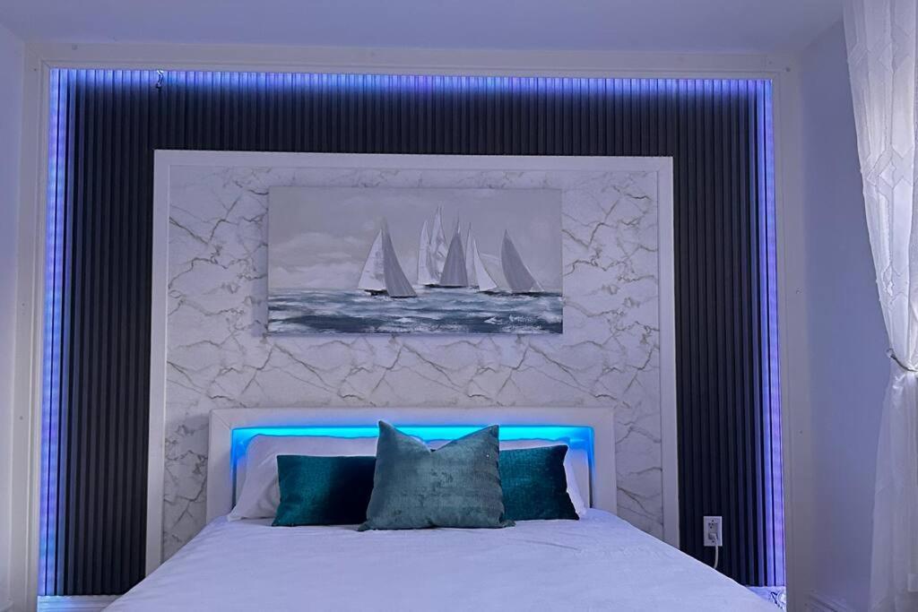 Super Luxury Family Home - 3 Bedrooms, 1 Full Bathroom And 1 Half Washroom With Free Parking, Wifi, Netflix โตรอนโต ภายนอก รูปภาพ