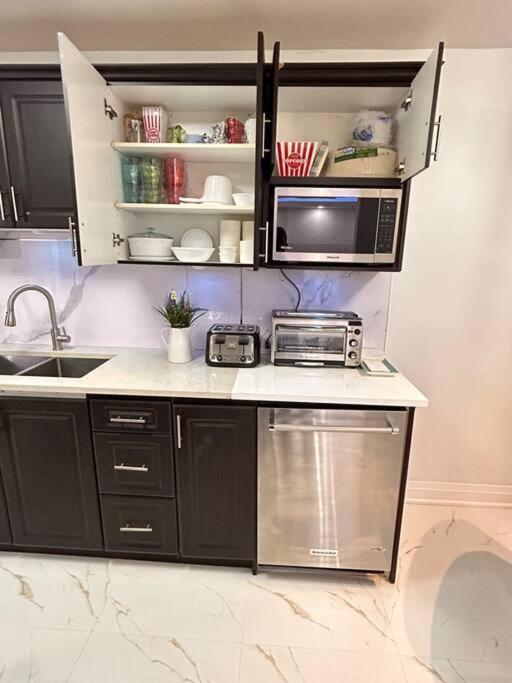 Super Luxury Family Home - 3 Bedrooms, 1 Full Bathroom And 1 Half Washroom With Free Parking, Wifi, Netflix โตรอนโต ภายนอก รูปภาพ